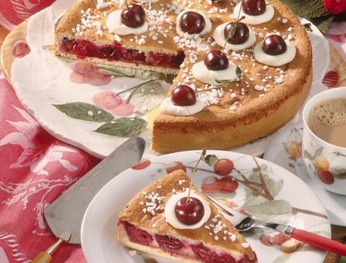 Mürber Kirschkuchen mit Crème fraîche-Guss Rezept - Mondamin